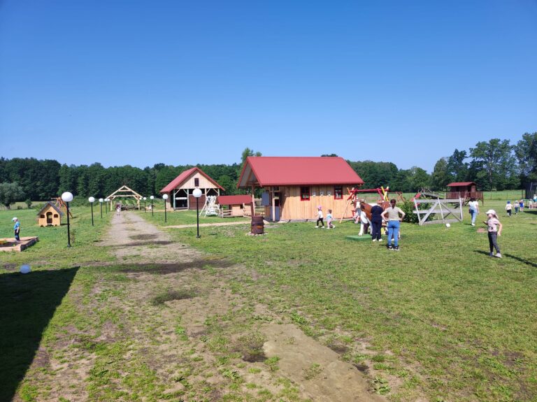 agroturystyka dla dzieci; warsztaty dla dzieci i młodzieży na wsi; agroturystyka z zajęciami edukacyjnymi; wakacje z dziećmi w naturze; przygoda dla dzieci na wsi; warsztaty ekologiczne dla dzieci; gospodarstwo agroturystyczne; wyjazdy dla szkół na wieś; warsztaty kreatywne dla dzieci; agroturystyka dla rodzin z dziećmi; kreatywne zajęcia dla dzieci;