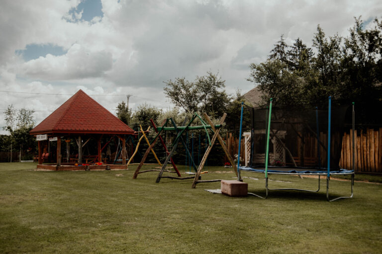 agroturystyka dla dzieci; warsztaty dla dzieci i młodzieży na wsi; agroturystyka z zajęciami edukacyjnymi; wakacje z dziećmi w naturze; przygoda dla dzieci na wsi; warsztaty ekologiczne dla dzieci; gospodarstwo agroturystyczne; wyjazdy dla szkół na wieś; warsztaty kreatywne dla dzieci; agroturystyka dla rodzin z dziećmi; kreatywne zajęcia dla dzieci;