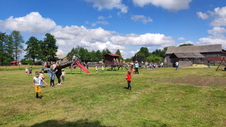 agroturystyka dla dzieci; warsztaty dla dzieci i młodzieży na wsi; agroturystyka z zajęciami edukacyjnymi; wakacje z dziećmi w naturze; przygoda dla dzieci na wsi; warsztaty ekologiczne dla dzieci; gospodarstwo agroturystyczne; wyjazdy dla szkół na wieś; warsztaty kreatywne dla dzieci; agroturystyka dla rodzin z dziećmi; kreatywne zajęcia dla dzieci;