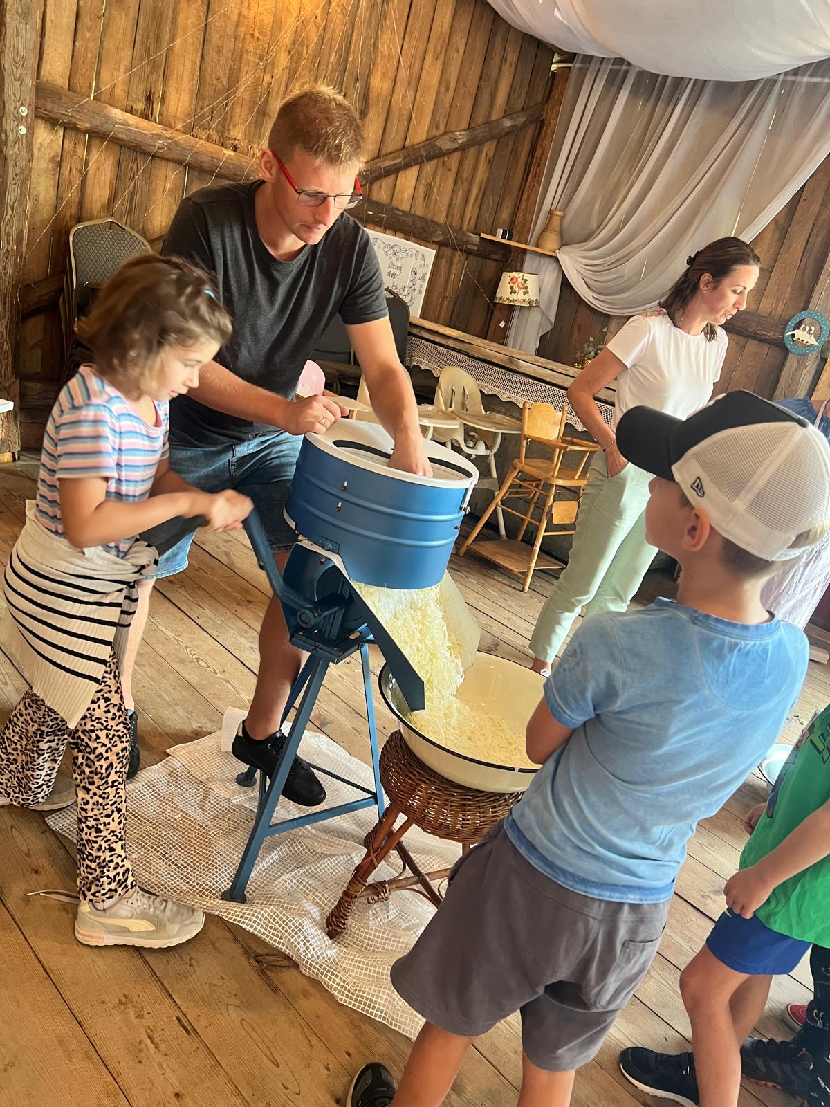 agroturystyka dla dzieci; warsztaty dla dzieci i młodzieży na wsi; agroturystyka z zajęciami edukacyjnymi; wakacje z dziećmi w naturze; przygoda dla dzieci na wsi; warsztaty ekologiczne dla dzieci; gospodarstwo agroturystyczne wyjazdy dla szkół na wieś; warsztaty kreatywne dla dzieci; agroturystyka dla rodzin z dziećmi;