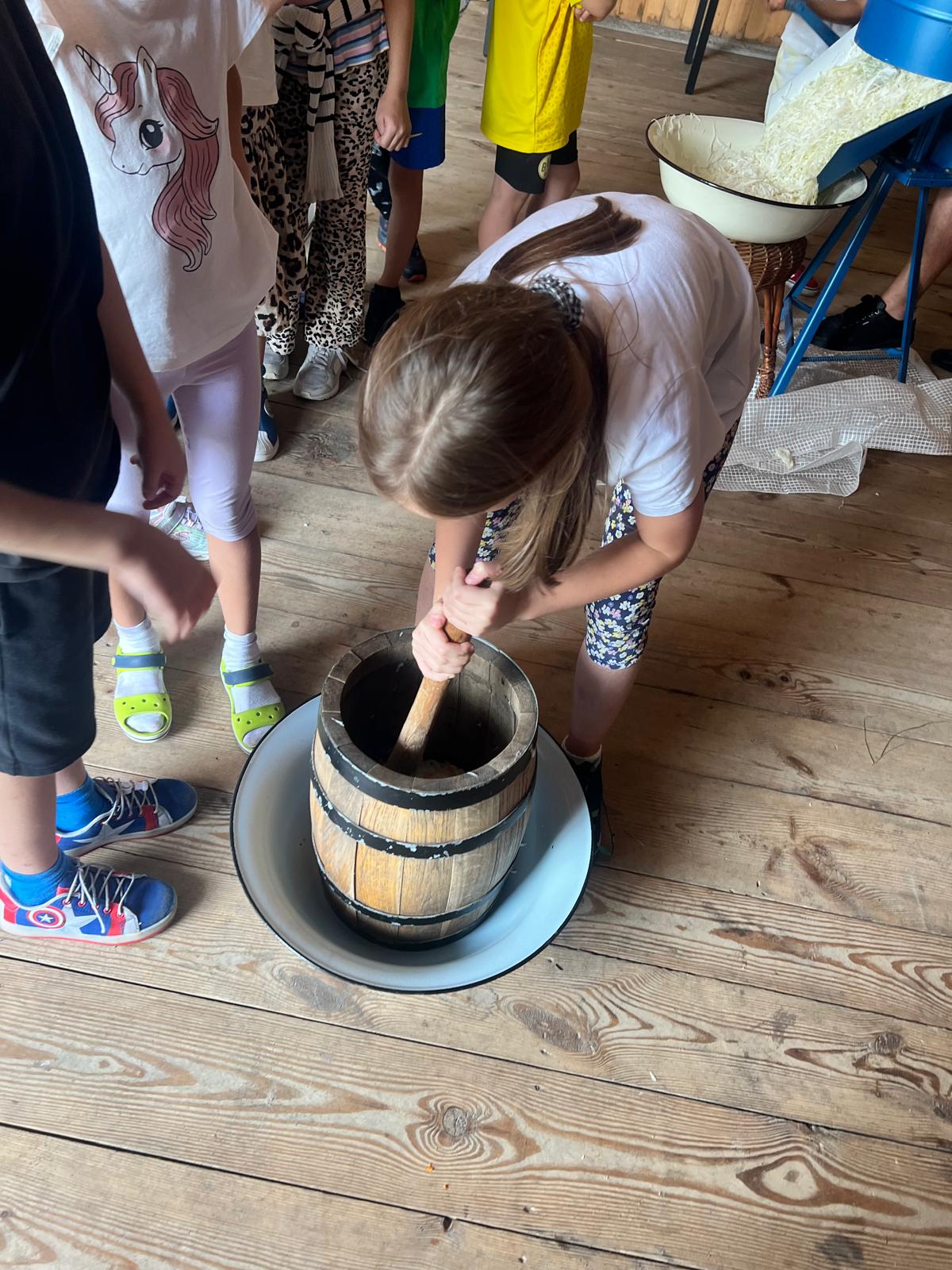 agroturystyka dla dzieci; warsztaty dla dzieci i młodzieży na wsi; agroturystyka z zajęciami edukacyjnymi; wakacje z dziećmi w naturze; przygoda dla dzieci na wsi; warsztaty ekologiczne dla dzieci; gospodarstwo agroturystyczne wyjazdy dla szkół na wieś; warsztaty kreatywne dla dzieci; agroturystyka dla rodzin z dziećmi;